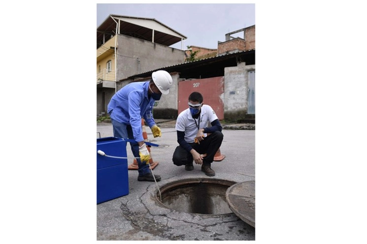 En Brasil, la Universidad Federal de Minas Gerais (UFMG), recolecta muestras de aguas residuales para tratar de detectar el coronavirus en Belo Horizonte. Foto Afp