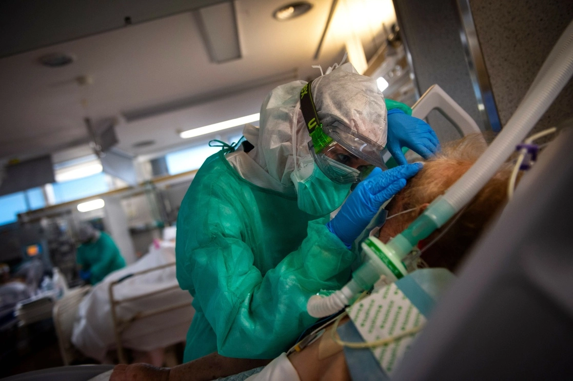 Un trabajador sanitario atiende a un paciente con Covid-19 en la Unidad de Cuidados Intensivos del Hospital Povisa en Vigo, noroeste de España. Foto Afp