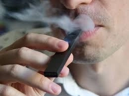 Consumidor de vapeadores en imagen de archivo. Foto Afp