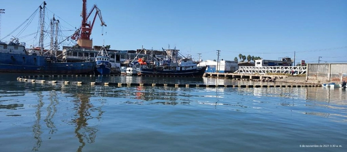 El derrame fue detectado en el canal de navegación, a la altura del puente Juárez, del puerto de Mazatlán. Foto Ayuntamiento de Mazatlán 