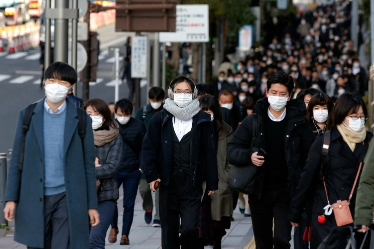 Personas caminan por las calles de Tokyo, Japón. Foto Ap