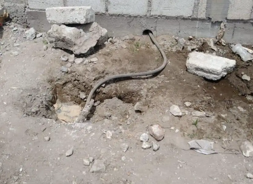 "Las mangueras que vinculaban a los predios con las dos tomas clandestinas cruzaban por el drenaje, por lo que atravesaban la calle, la carretera y tierras de cultivo”, explicó la FGR. Foto tomada del sitio https://www.gob.mx/fgr/prensa/comunicado-fgr-126-21-elementos-de-la-fgr-aseguran-dos-tomas-clandestinas-y-13-mil-litros-de-hidrocarburo?idiom=es