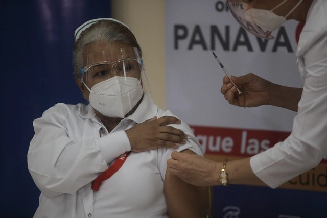 La enfermera Violeta Gaona es la primera persona vacunada contra el Covid-19 en Panamá. Foto Xinhua