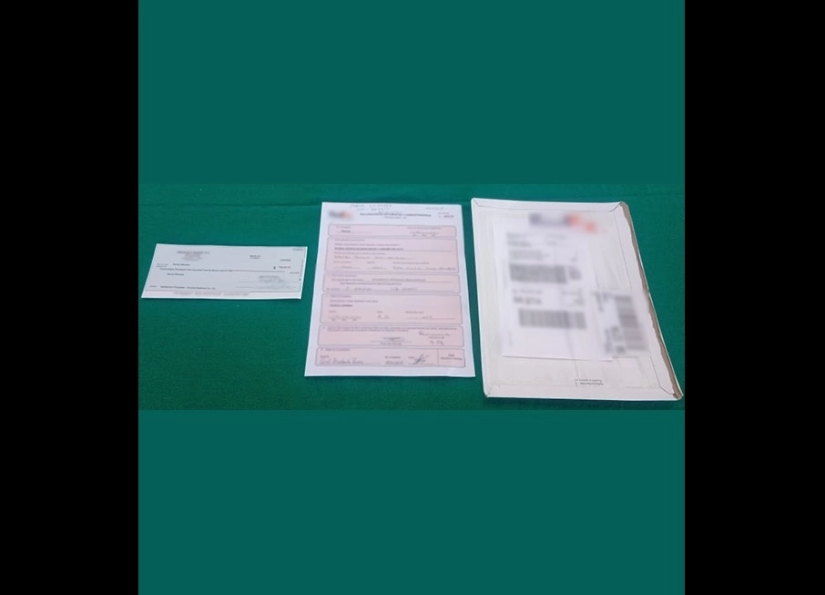 Cheque y pagarés por 40 mdd confiscados por la GN y la ANAM en el Aeropuerto Internacional de Toluca. Foto tomada del Twitter de @AduanasMx