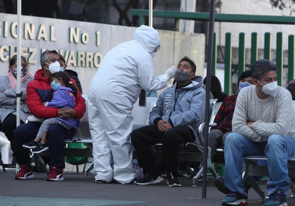 Toma de muestras en una clínica del IMSS de la CDMX. Foto José Antonio López