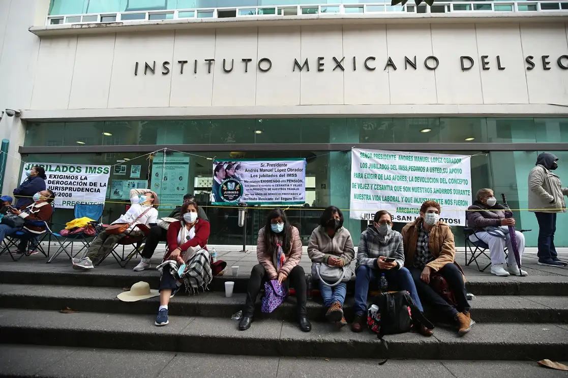 Jubilados del IMSS durante una protesta frente a las instalaciones centrales del organismo en la Ciudad de México. Foto María Luisa Severiano / Archivo

