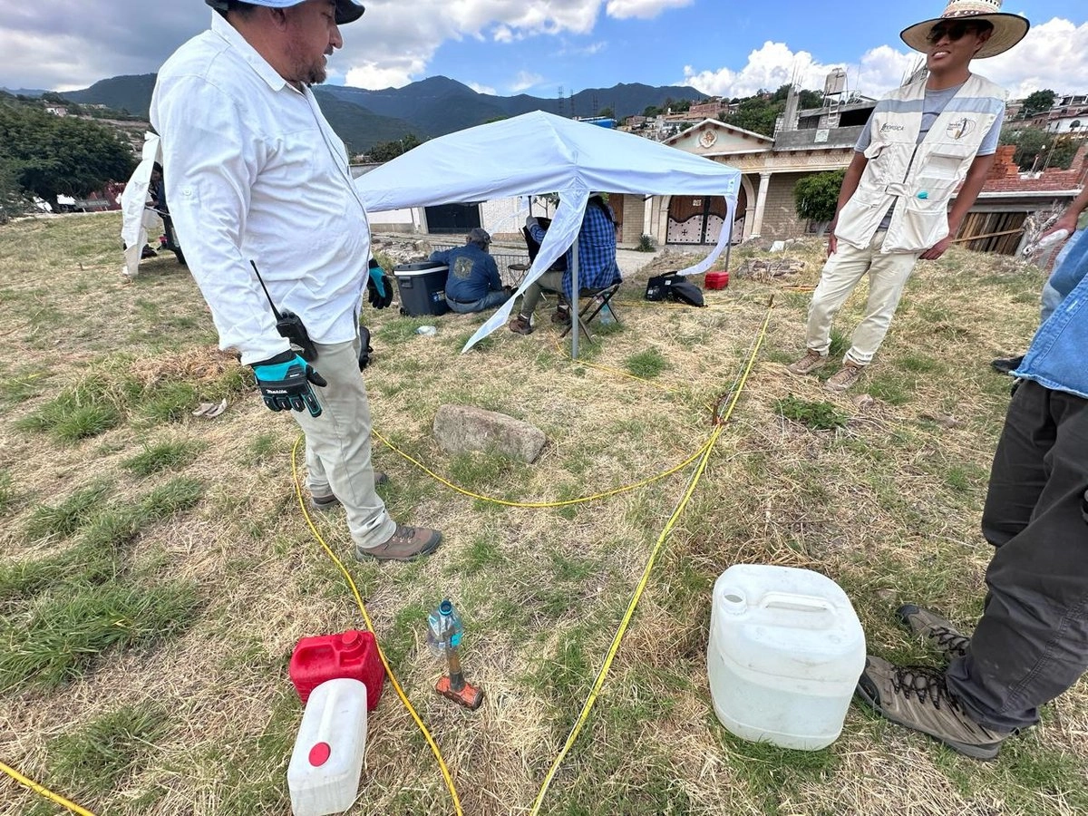 La utilización de métodos geofísicos para el estudio no invasivo de sitios arqueológicos permite conocer a profundidad restos de antiguos centros zapotecos en los Valles Centrales de Oaxaca, que subsisten bajo la urbanización.