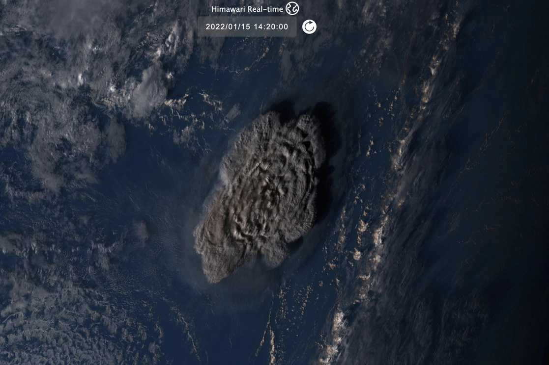 Imagen de la erupción del volcán submarino en Tonga, captada por el satélite meteorológico japonés Himawari-8 el sábado 15 de enero. Foto Ap