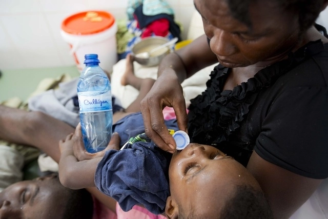 Autoridades sanitarias de Haití buscan evitar la propagación del cólera a tres años de la epidemia. Foto Ap