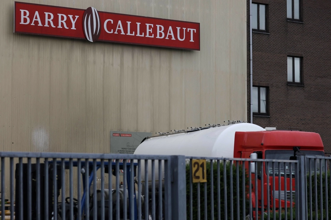 Esta fotografía tomada el 30 de junio de 2022 muestra el logotipo y un camión frente al sitio de producción de Barry Callebaut en Wieze, cerca de Bruselas. Foto Afp