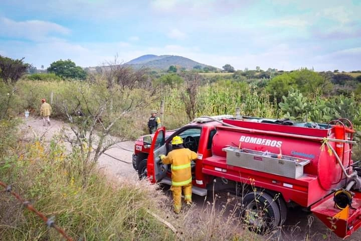 Personal de Pemex y la Sedena controlaron la fuga de gas LP que se detectó en una toma clandestina. Foto La Jornada