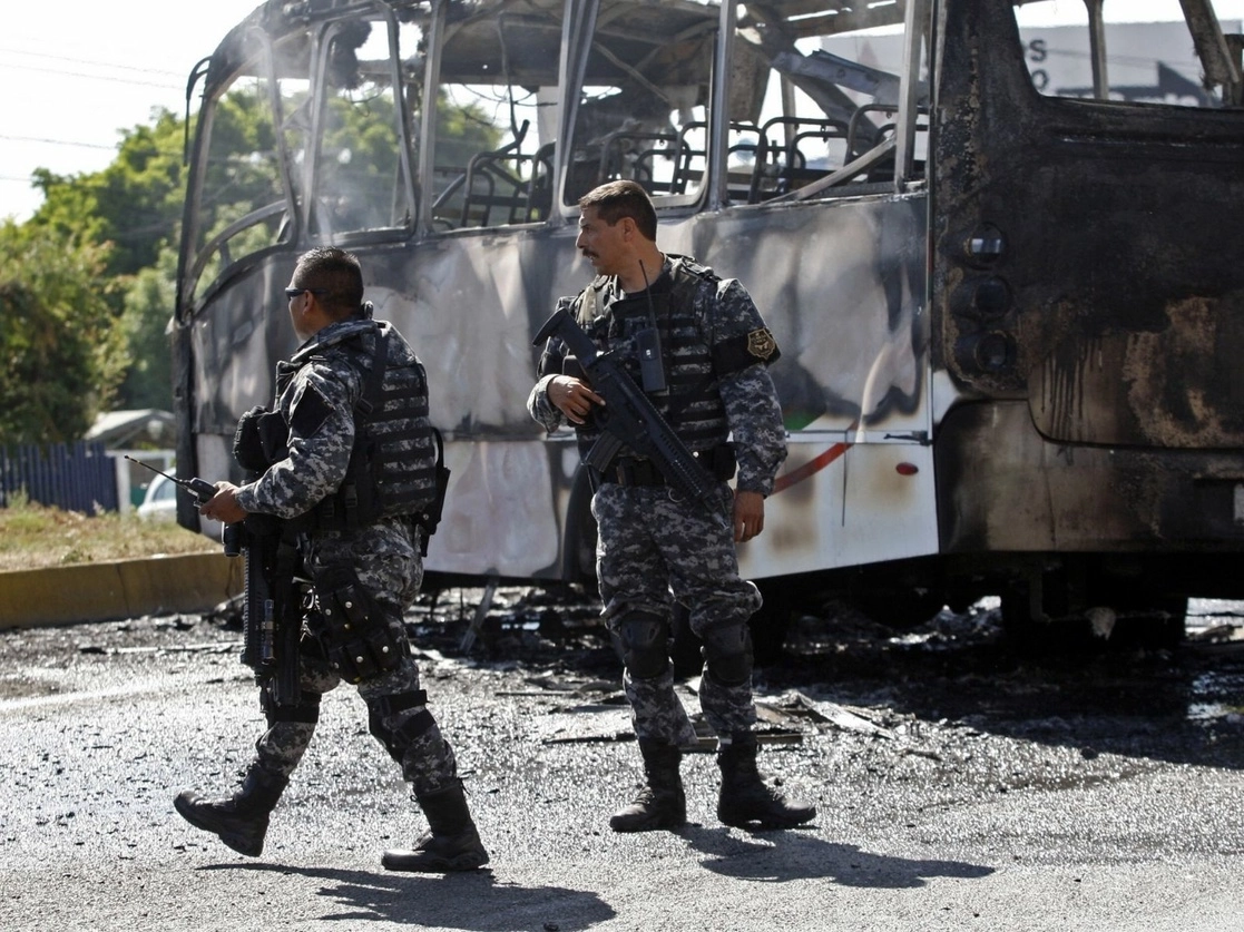 Tras un ataque del ‘cártel’ Jalisco Nueva Generación en Guadalajara y zonas aledañas, en imagen del primero de mayo de 2015, cuando bloquearon carreteras e incendiaron autobuses del servicio público. Foto Ap