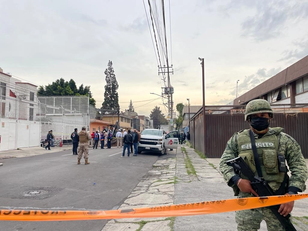 Toma clandestina de gasolina en la calle añil en la colonia Granjas México. Foto Yazmin Ortega Cortés