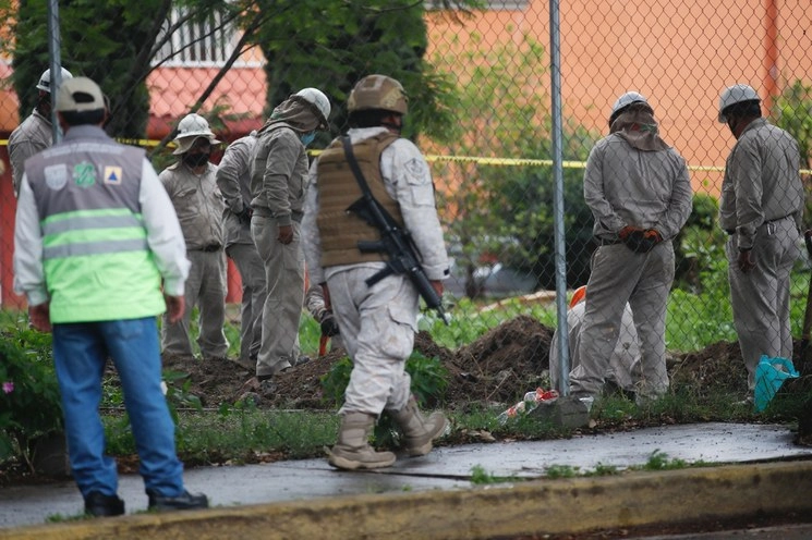 Personal de Pemex acordonó la zona y militares resguardaron los trabajos. Foto Víctor Camacho