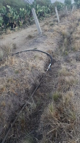 Una toma clandestina de gasolina en un ducto de Petróleos Mexicanos fue detectada en los ejidos de cultivo del poblado de San Sebastián. Foto Javier Salinas Cesáreo