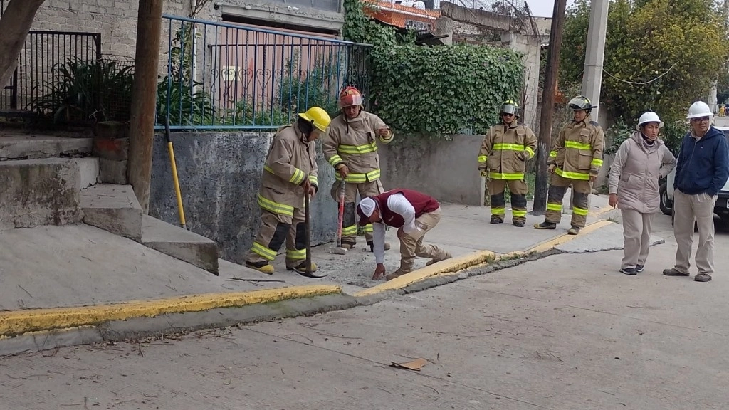 Pasadas las 11 de la mañana seguían los trabajos de clausura y deshabilitación de la toma clandestina. Foto Protección civil estatal 