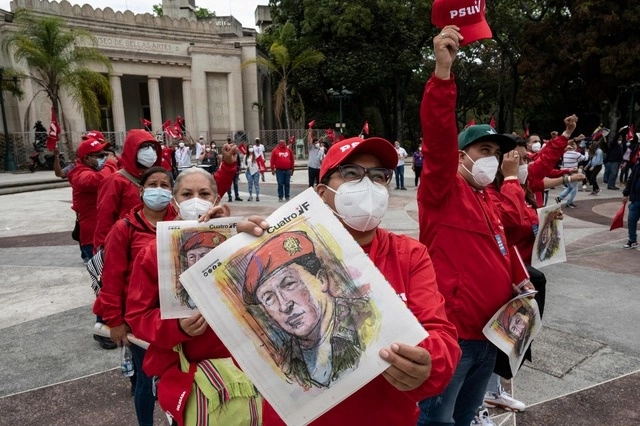 Venezolanos en la plaza Bellas Artes de Caracas conmemoraron el octavo aniversario luctuoso del ex presidente Hugo Chávez. Foto Afp 