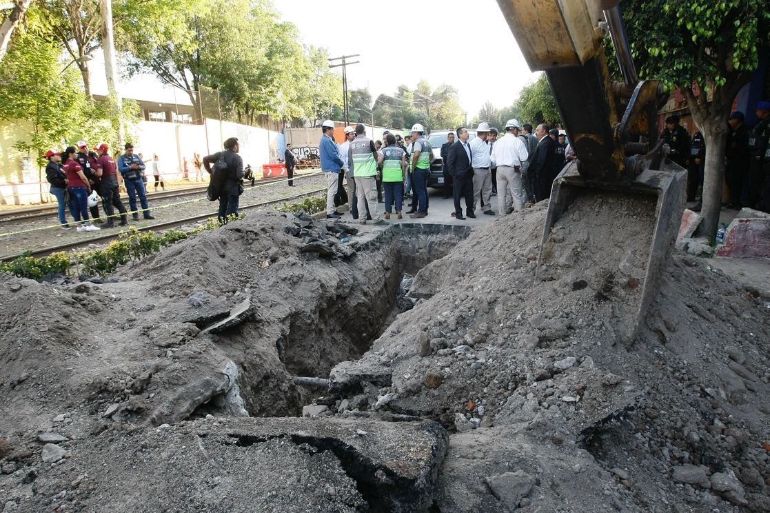En la Ciudad de México también se han encontrado tomas clandestinas. Foto Roberto García Ortiz