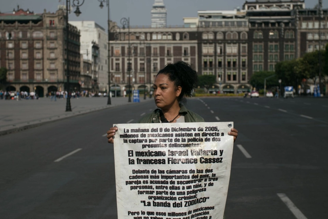 Mary Sainz, en protesta en el Zócalo, en apoyo a la liberación de su esposo Israel Vallarta, condenado a prisión por el caso Florence Cassez. Foto Cuartoscuro / Archivo 