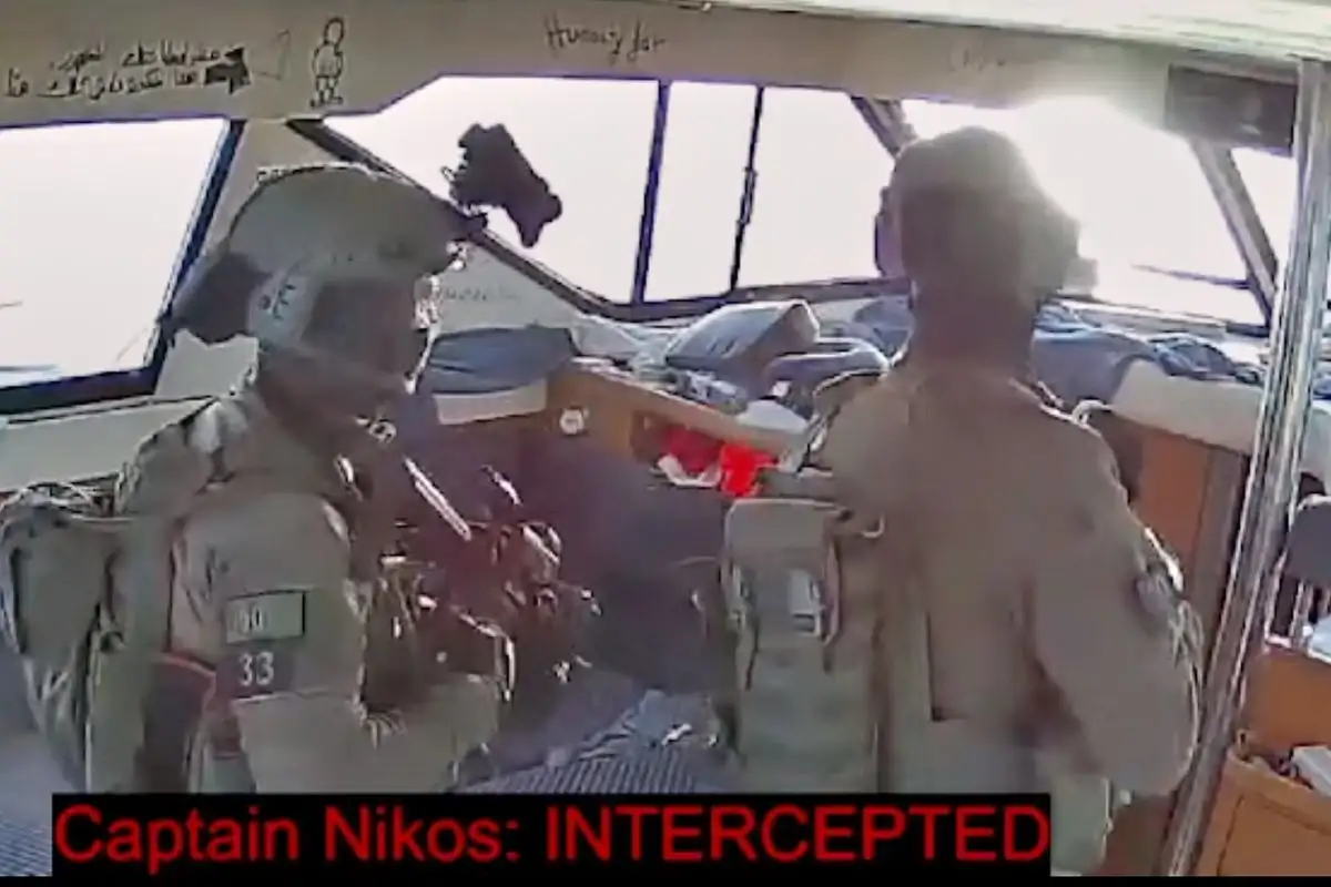 Soldados de la marina israelí a bordo de uno de los barcos de la flotilla humanitaria con destino al enclave palestino, el 2 de octubre de 2025. Foto 