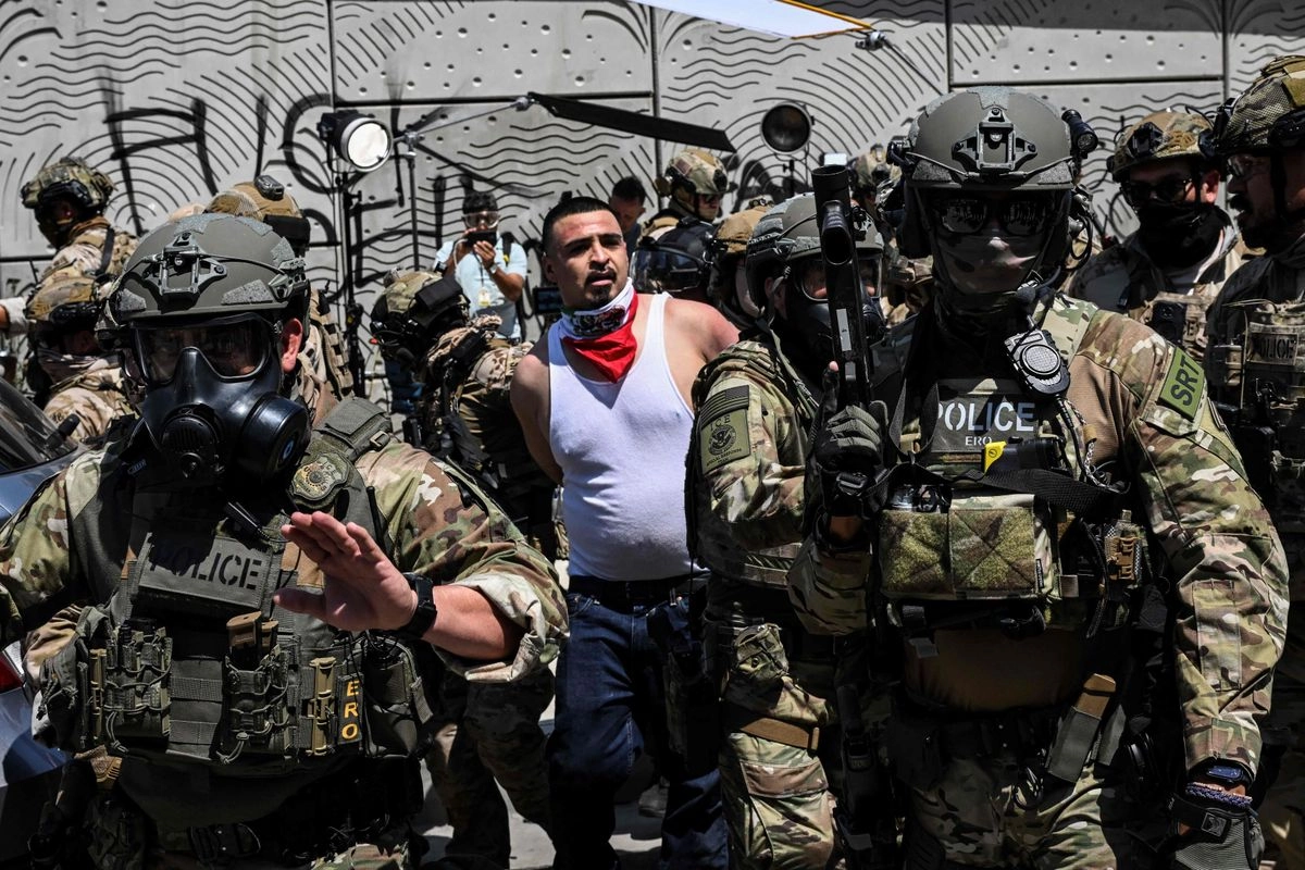 Policías, miembros del ICE y agentes de Seguridad Nacional, arrestan a un manifestante durante las protestas contra los operativos federales de inmigración en Los Ángeles, el 10 de junio de 2025. Foto