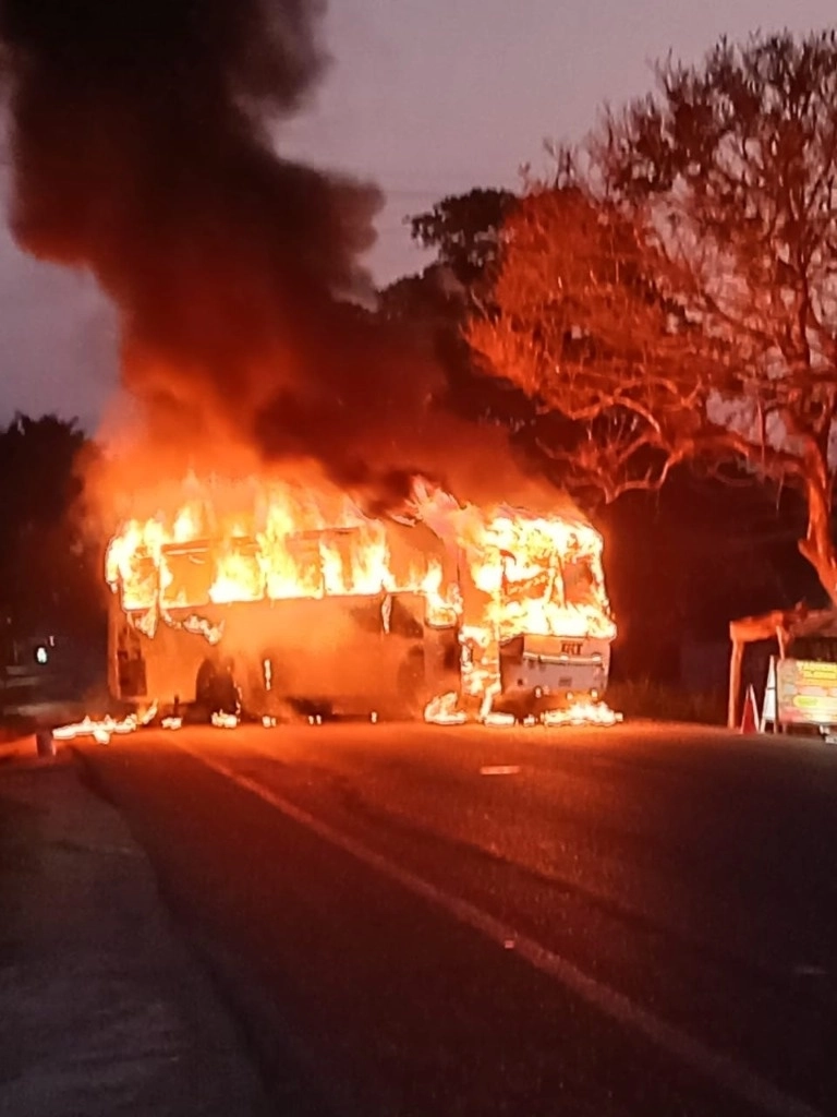 Los vecinos del lugar reportaron que los hechos de quemas de vehículos y disparos de armas de fuego se dieron en varios puntos de esa región de La Chontalpa. Foto La Jornada