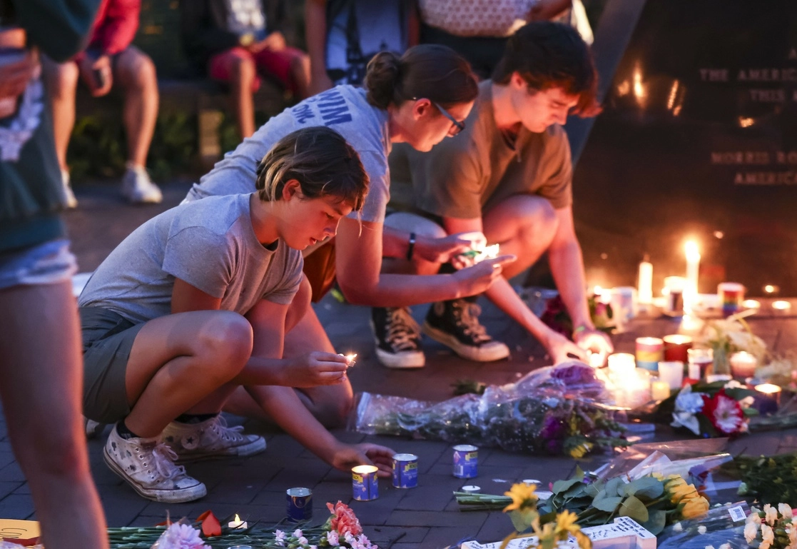 Habitantes de Highland Park colocan velas en honor a las víctimas del tiroteo registrado durante el desfile del Día de la Independencia en dicho suburbio de Chicago, Illinois. Foto Xinhua