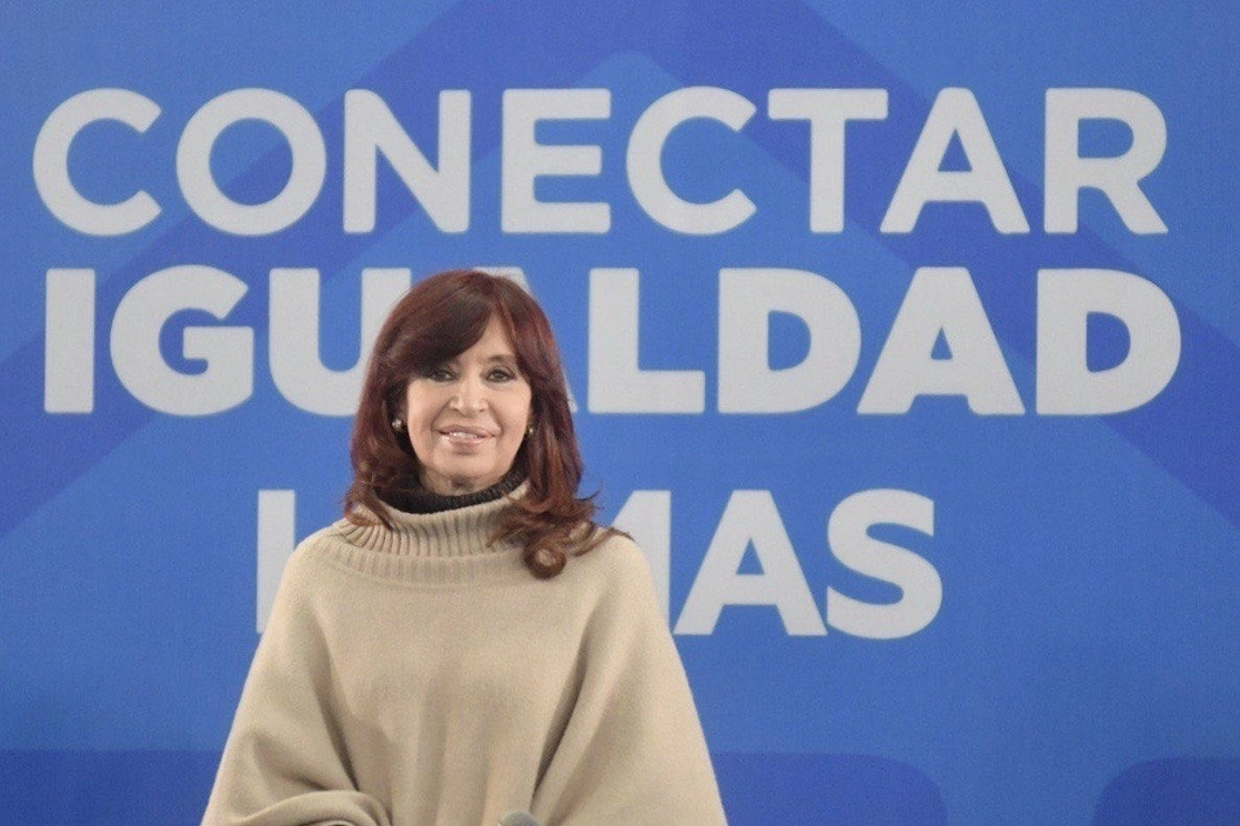 Uno de los tres arrestados por el fallido atentado contra Cristina Fernández declaró que el ataque habría tenido motivaciones amorosas más que políticas. Foto tomada del Twitter @CFKArgentina / Archivo 