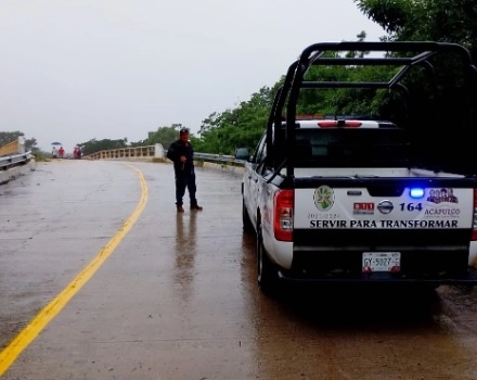 Además se registró el desbordamiento de cuatro arroyos y canales, y 50 deslaves en puntos distintos de la ciudad de Acapulco. Foto Facebook Secretaría de Seguridad Pública de Acapulco 