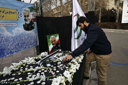 En la Universidad de Teherán rindieron homenaje ayer al fallecido general iraní Qasem Soleimani, cuya imagen se ve en los carteles, asesinado en Irak en un ataque estadunidense con dron el pasado día 3, y a las víctimas del avión ucranio que fue derribado por error la semana pasada. Foto Ap