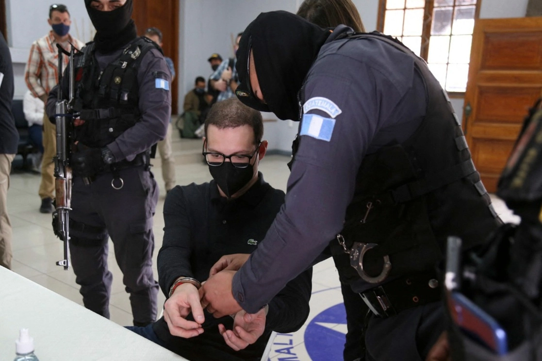 Tras comparecer ante una jueza, ésta decidió dejarlos ligados a proceso para que la fiscalía los investigue, pero bajo arresto domiciliar y no en prisión. Foto Afp