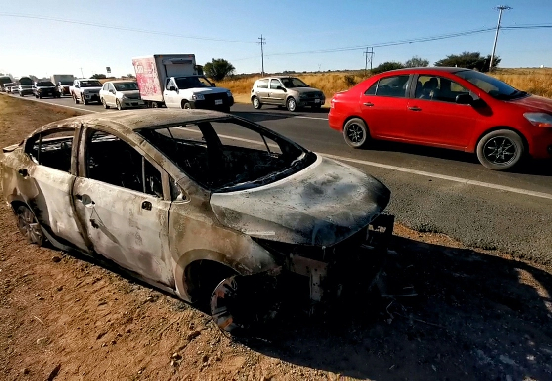 La FGR aseguró que de manera paralela a las acciones contra la delincuencia, ha asegurado 305 vehículos “y mil 362 objetos de delito, así como diverso (sic) numerario”. Foto ‘La Jornada’