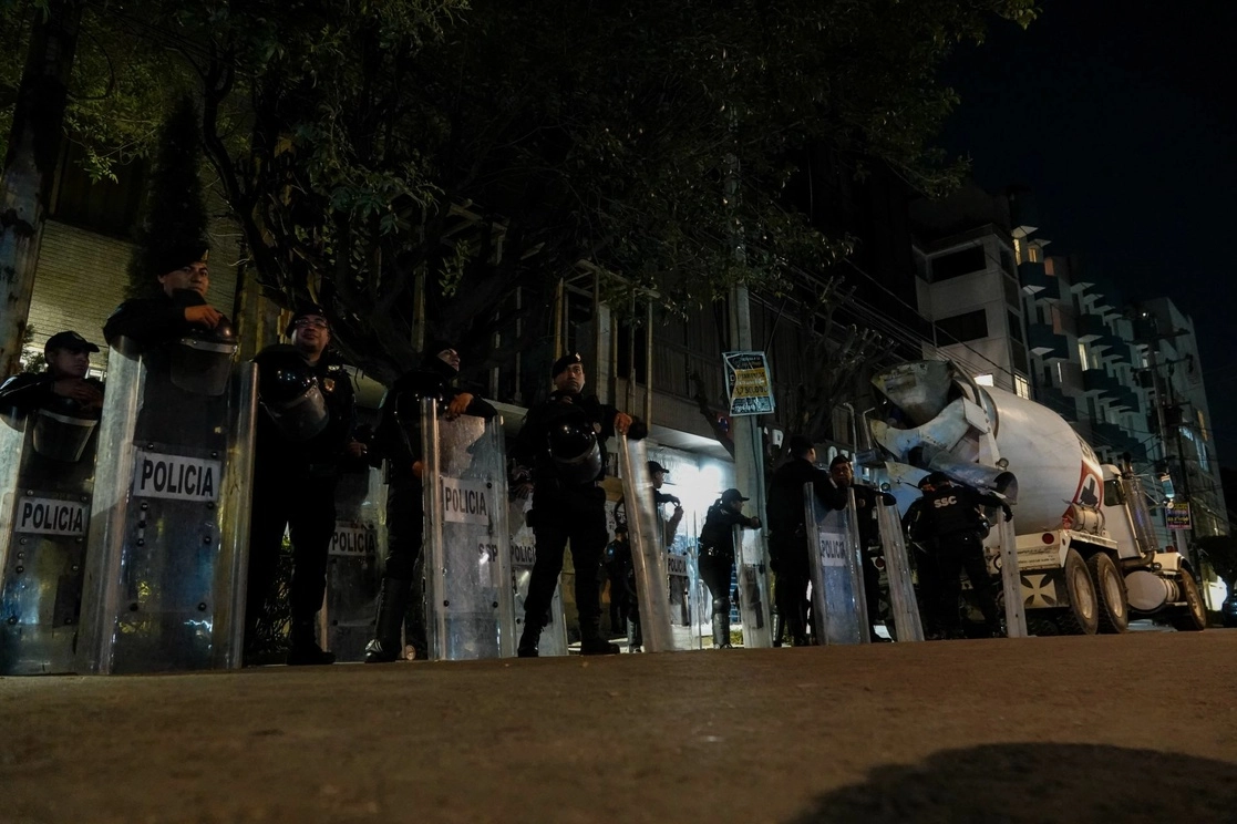 Elementos de la Secretaría de Seguridad Ciudadana CDMX acudieron a las oficinas de la Cementera Cruz Azul, en la alcaldía Benito Juárez, para resguardar el inmueble. Foto Cuartoscuro/ archivo