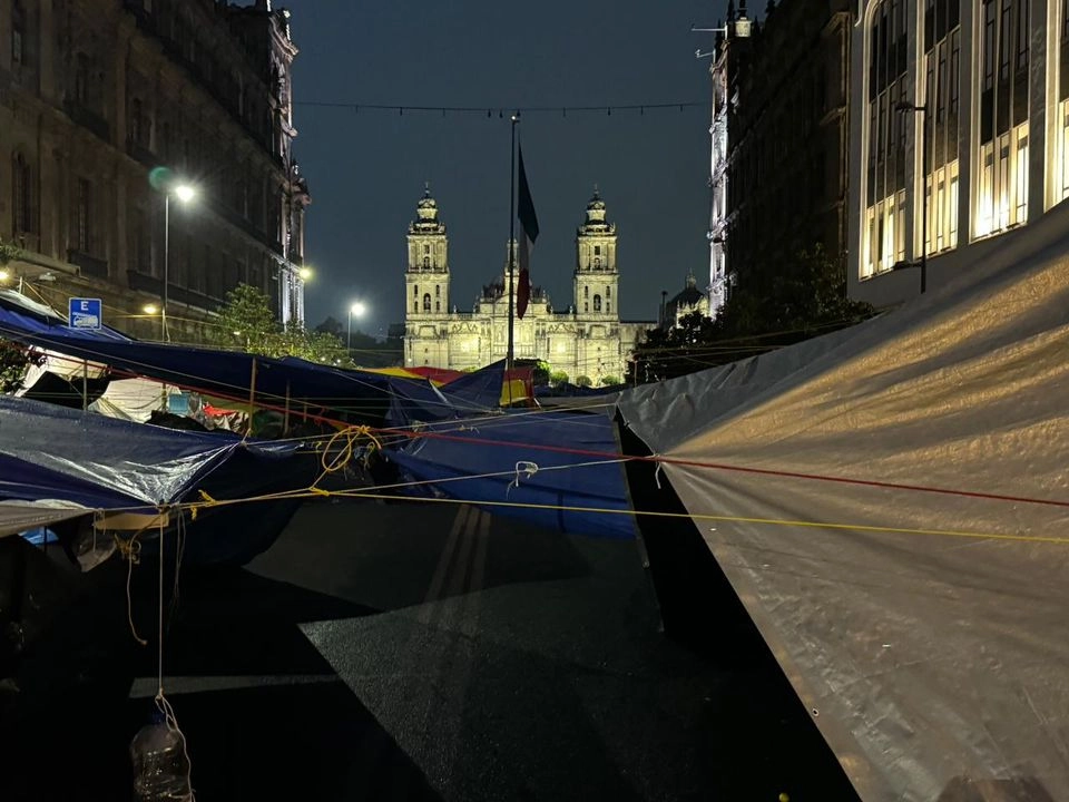 Aspectos del plantón de maestros que aún se mantiene en la explanada del zócalo capitalino. 