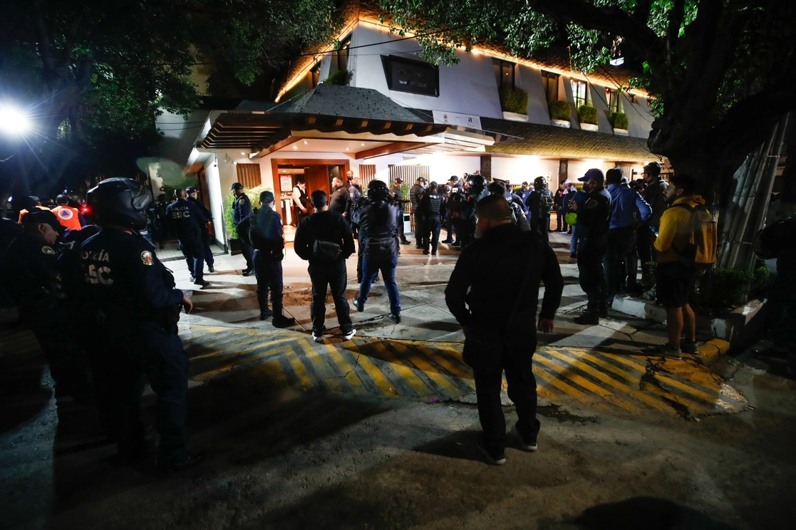 Movilización de elementos de la SSC en el restaurante Suntory ubicado en Torres Adalid, colonia del Valle, donde Jesús Hernández Alcocer asesinó a su pareja, el pasado 23 de junio. Foto Víctor Camacho