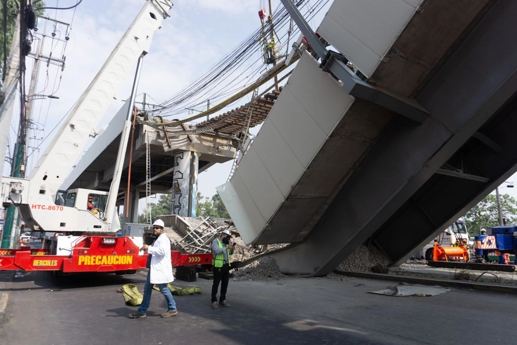 Trabes de acero colapsadas de la L12 del Metro. Foto Pablo Ramos /Archivo