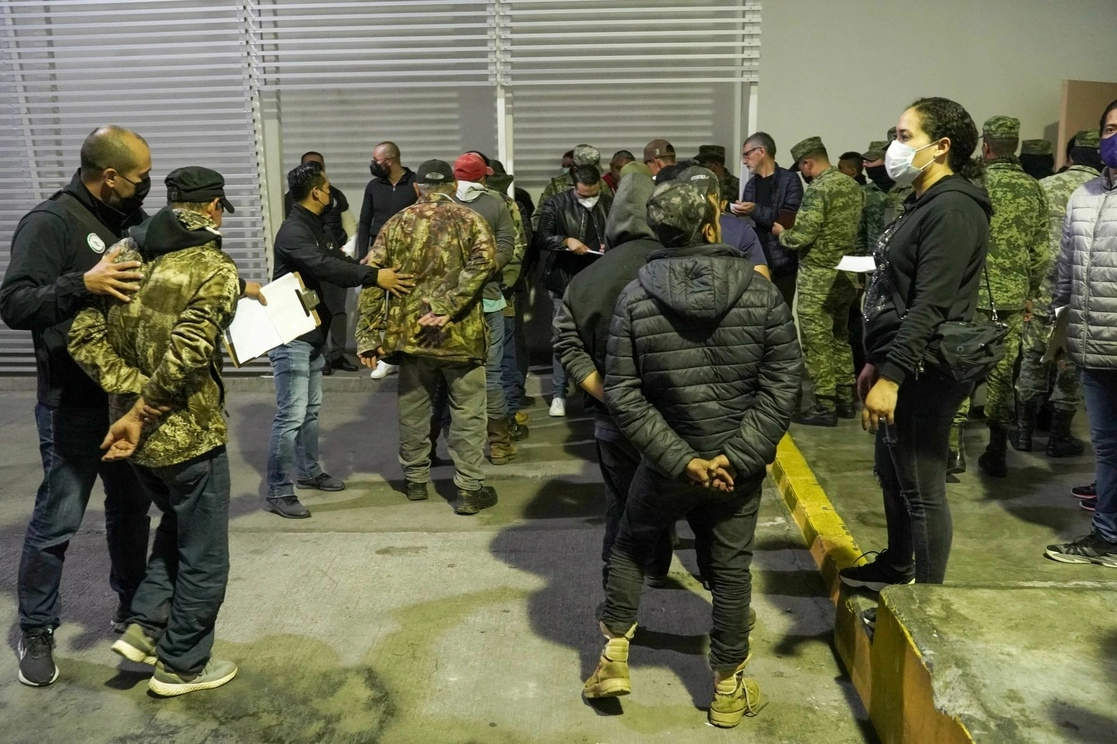 Los 167 integrantes de 'Pueblos Unidos', considerado un grupo de autodefensa en Michoacán, fueron capturados durante un operativo conjunto de la Sedena , la GN y la Secretaría de Seguridad Pública local. Foto Cuartoscuro 