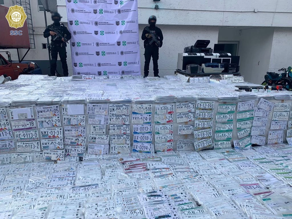 La SSC y la FGJ aseguraron  alrededor de cinco mil juegos de placas de vehículos y motocicletas. Foto SSC-FGJ