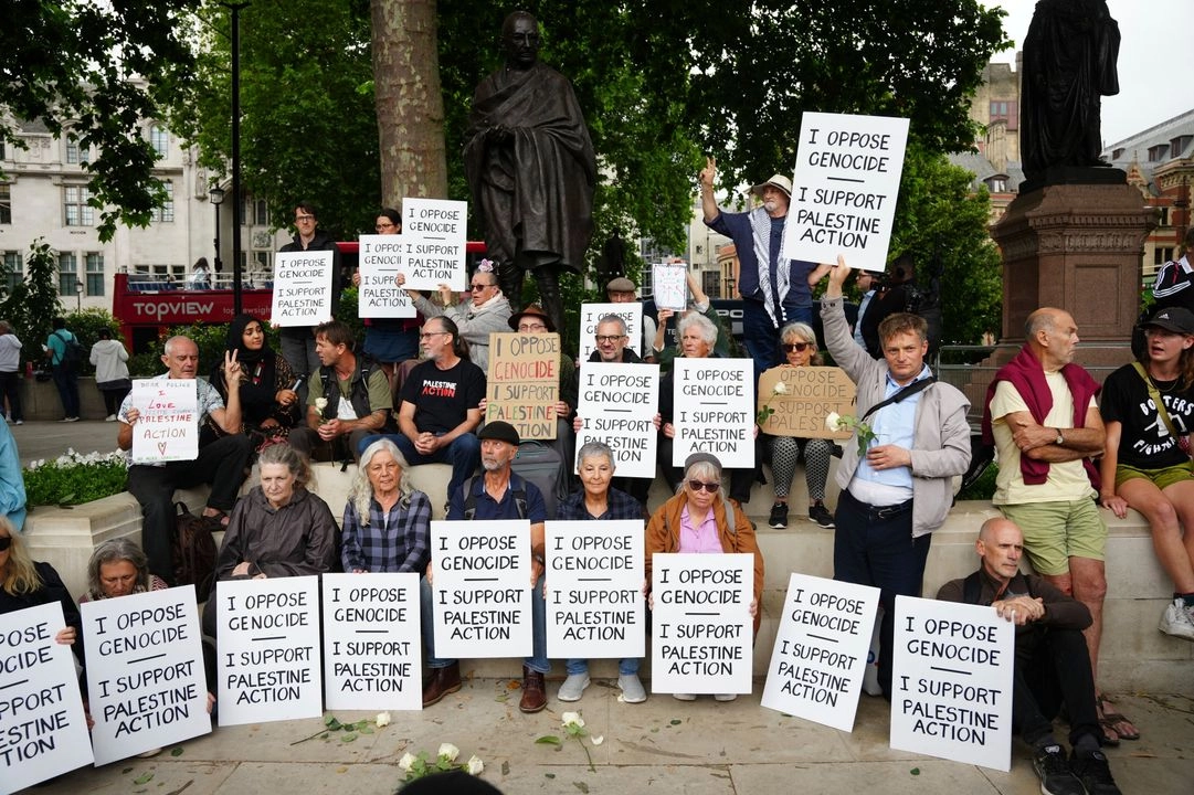 La gente participa en una protesta en apoyo de la 'Acción Palestina', organizada por el grupo Defend Our Juries, frente a la estatua de Mahatma Gandhi en Parliament Square en Londres, Inglaterra, el 5 de julio de 2025.