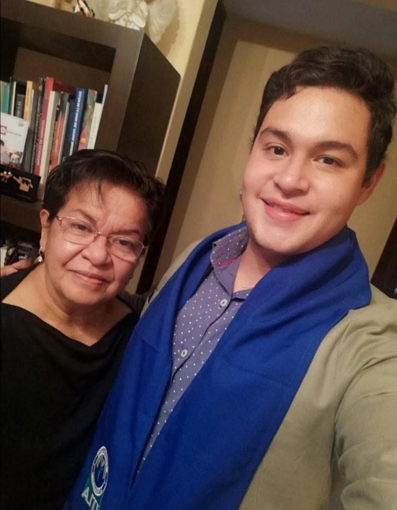 María Barbara Cajero, Subdirectora de fortalecimiento Institucional de la SEPH, junto a su hijo y presunto feminicida, Juan Pablo Cajero López. Foto 'La Jornada'