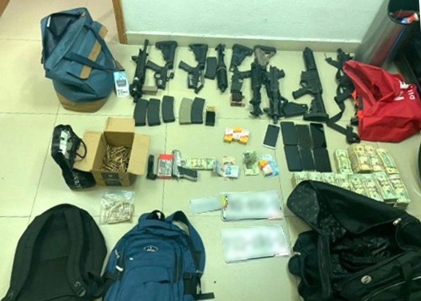 Armas y dinero confiscados, entre otros objetos, asegurados por la FGR. Foto cortesía FGR