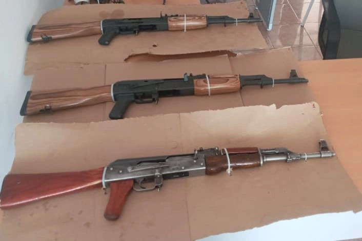 Las autoridades aseguraron tres armas largas, 18 cargadores y 200 cartuchos. Foto cortesía GN