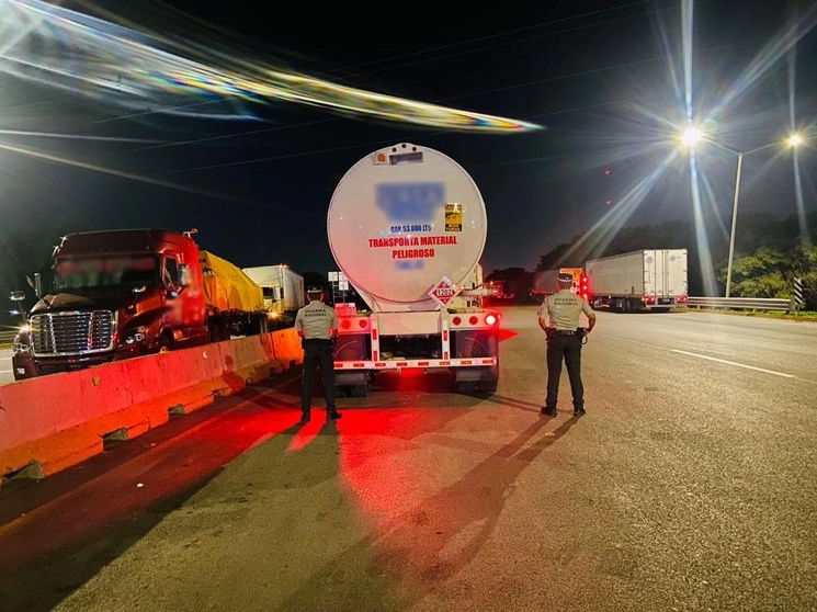 El conductor de un tractocamión que transportaba 54 mil litros de combustible, cuyo origen legal no pudo comprobar, fue detenido cuando circulaba por una carretera de Nuevo León. Foto cortesía de la Guardia Nacional