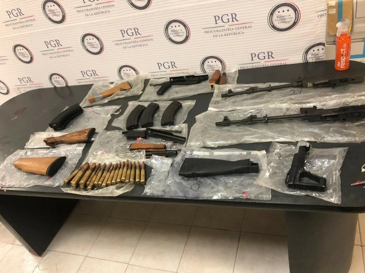 Elementos de la Guardia Nacional aseguraron en la carretera Matamoros-Reynosa, armas, cargadores y cartuchos. Foto cortesía de la Guardia Nacional 