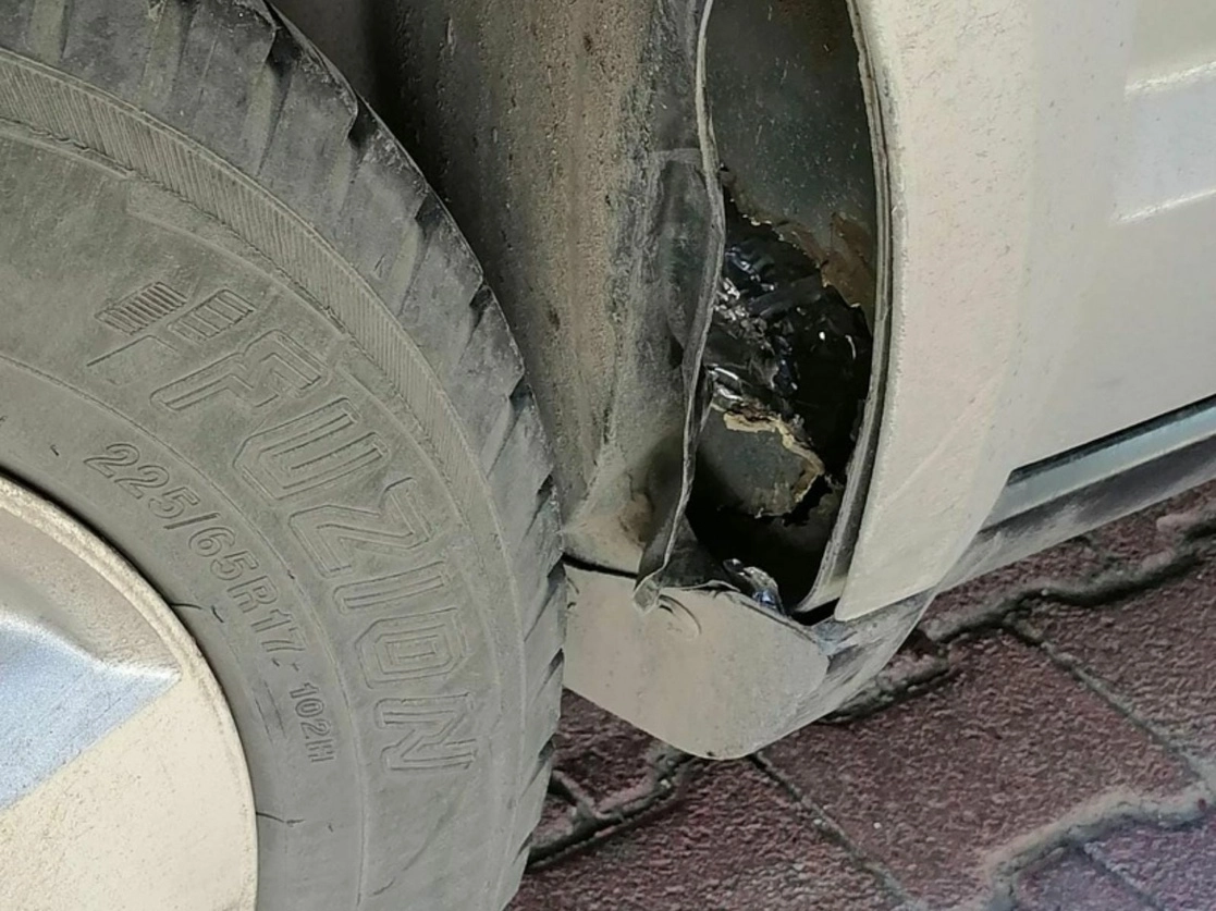 La droga iba oculta en la salpicadera izquierda del vehículo en el que se transportaba el ahora detenido. Foto cortesía Guardia Nacional 
