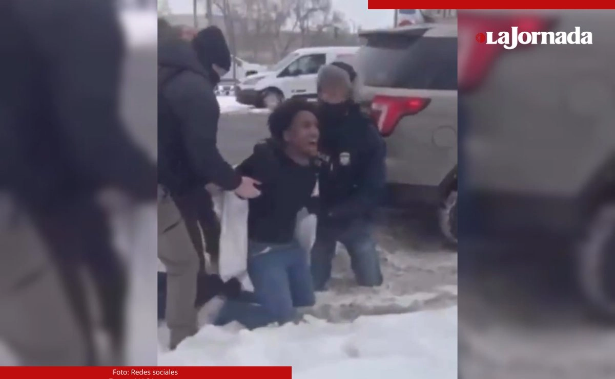 Un hombre estadunidense fue sacado a rastras de un restaurante , arrestado a la fuerza y detenido durante dos horas por agentes federales de inmigración enmascarados, según informes. Foto