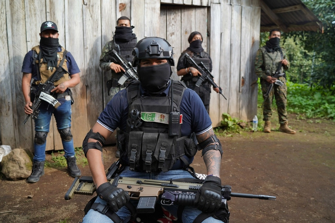 Actualmente el Cártel Jalisco Nueva Generación (CJNG) mantiene campos de entrenamiento en la sierra michoacana, camuflajeados entre las huertas y campos de limón. Foto Cuartoscuro / Archivo