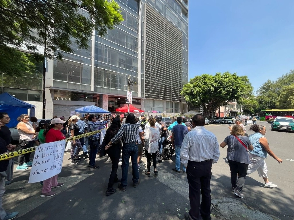 Vecinos de la colonia Anzures ‘toman’ el edificio que será la nueva sede de la Comisión Mexicana de Ayuda a Refugiados y bloquean el circuito interior al cruce con la calle Bahía de Ascensión, en protesta y rechazo de la institución en la zona, en la Ciudad de México, el 27 de mayo de 2024. Foto Alfredo Domínguez