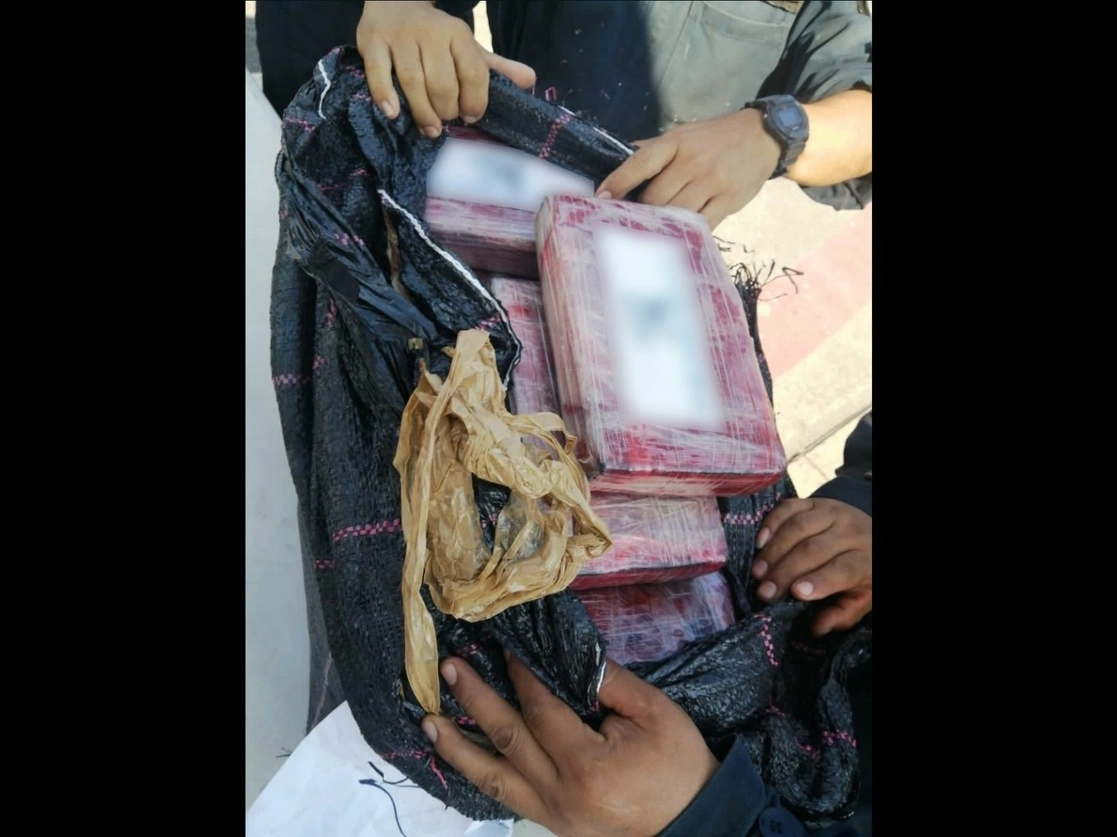 La Semar identificó 315 kilos y 50 gramos de cocaína y  33 tambos con mil 650 litros de hidrocarburo. Foto cortesía de la Semar