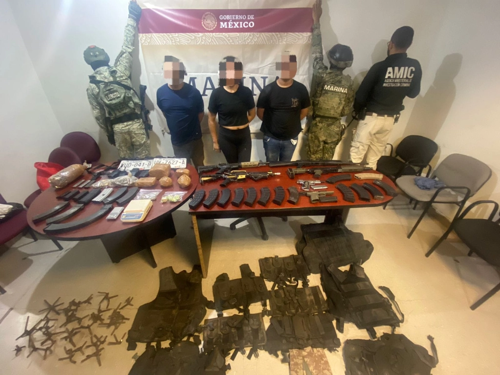 Las personas fueron detenidas en posesión de armas y droga. Foto Semar